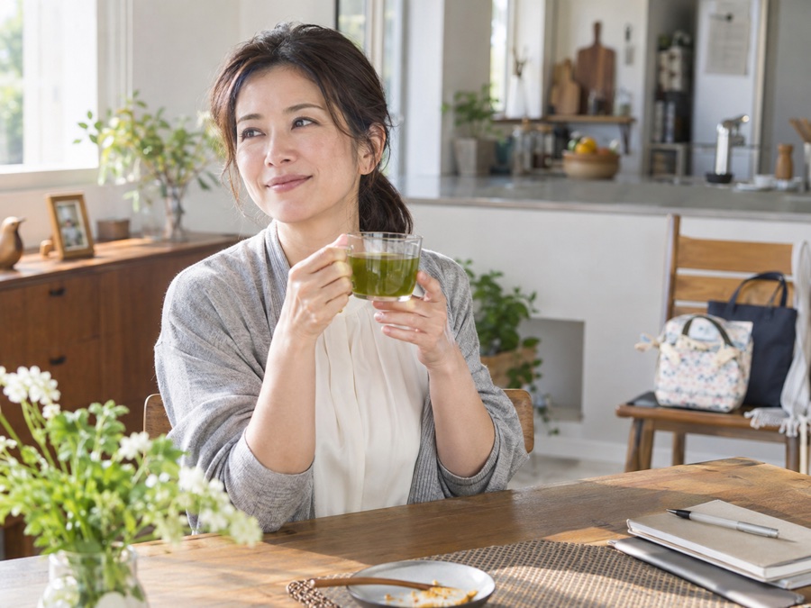 朝の自宅で緑茶を楽しむ40代の女性