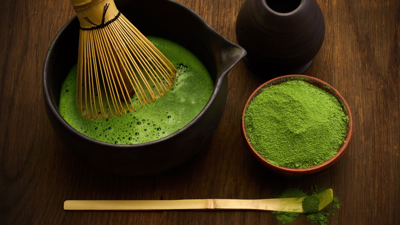 茶筅で点てた宇治抹茶と抹茶粉